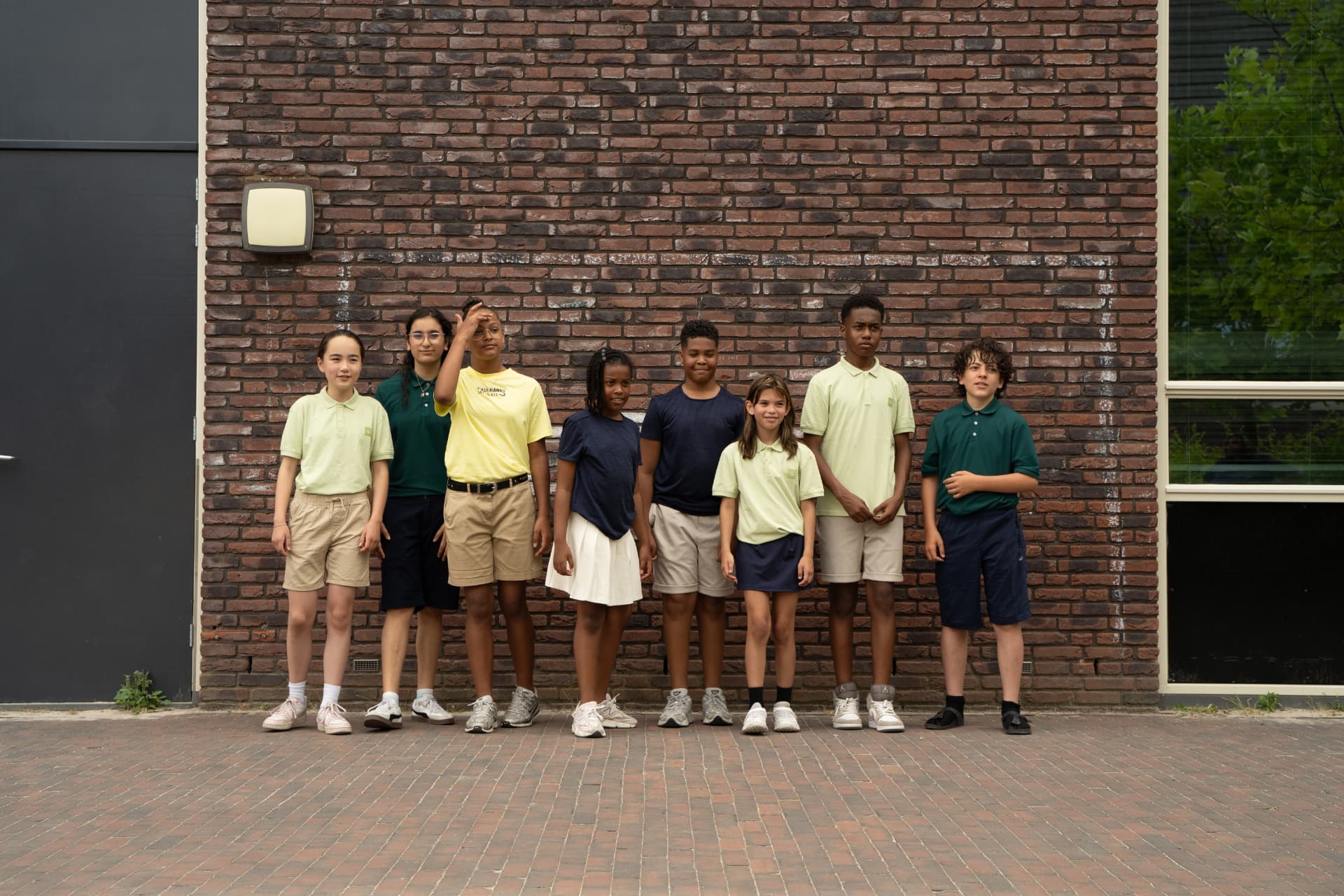 Leerlingen van Core Academy buiten bij het schoolgebouw