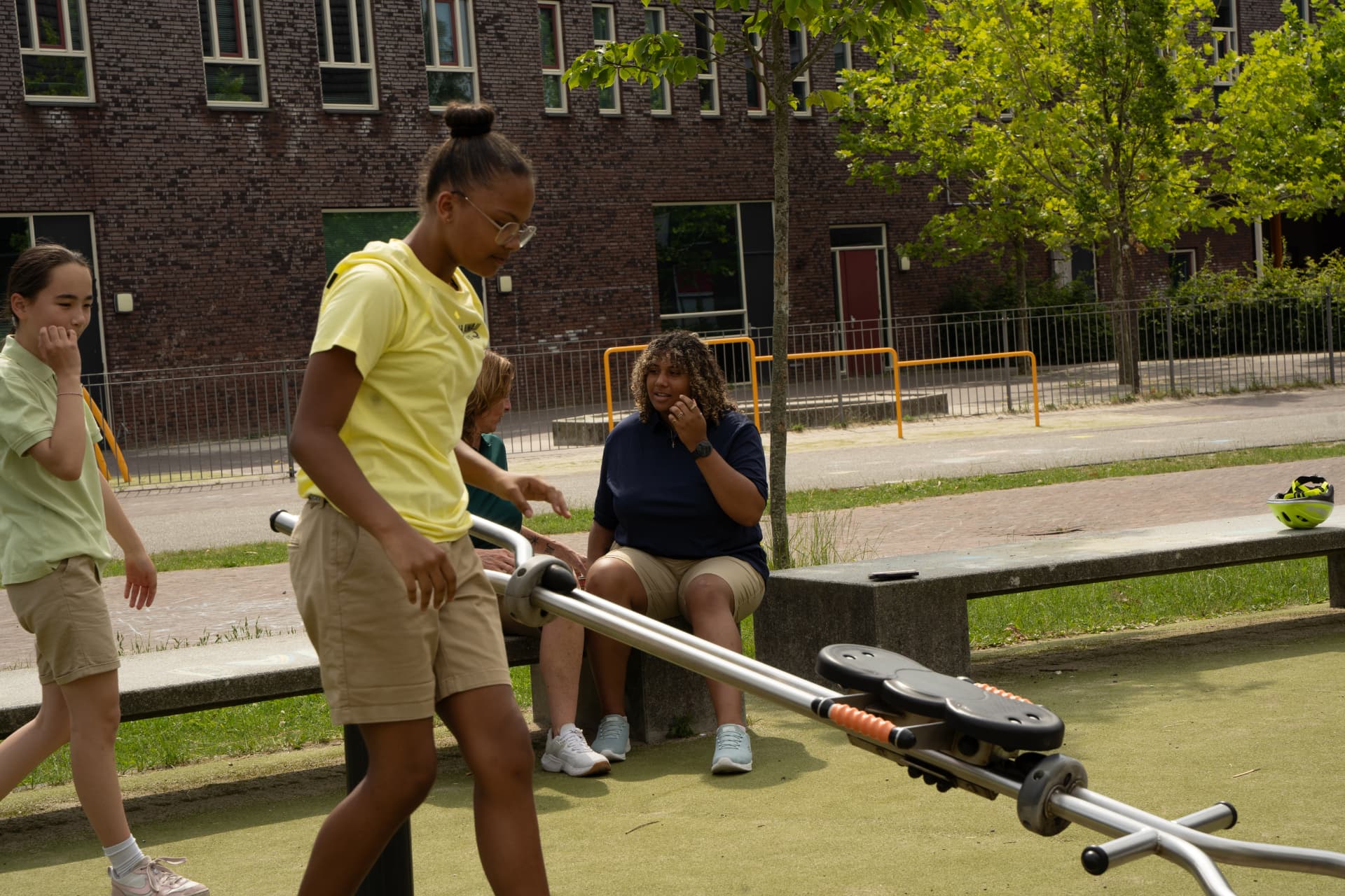 Leerlingen en begeleiders tijdens een activiteit buiten